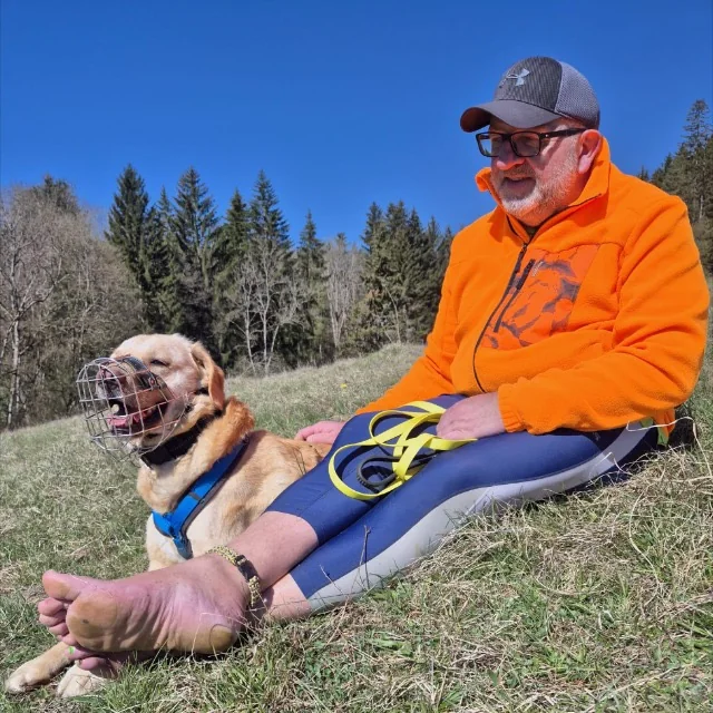 Matthias barfuß mit Goofy in der Natur